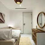 Rooftop Luxury 2Br Haven With Jacuzzi In Masdar City